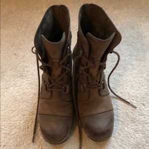 Sorel Joan of Arctic Lea wedge (last year) size 8